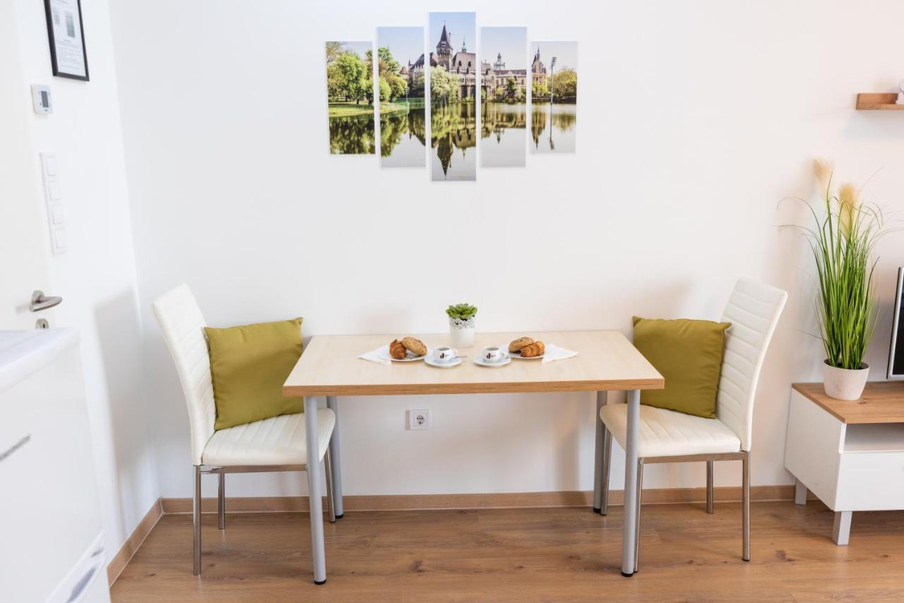 Sweet Home Apartman , 30Sqm Studio, Free Private Parking, Mountain View, Balcony, 20 Min From Downtown Budapest Eksteriør bilde