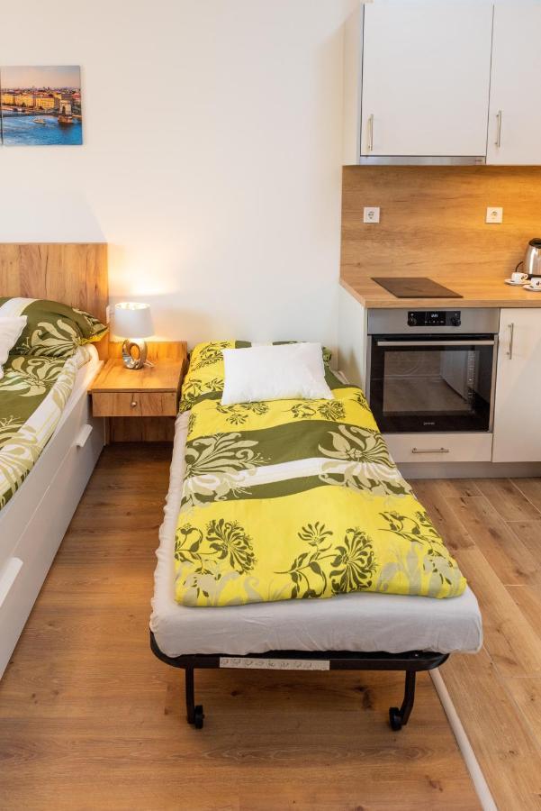 Sweet Home Apartman , 30Sqm Studio, Free Private Parking, Mountain View, Balcony, 20 Min From Downtown Budapest Eksteriør bilde