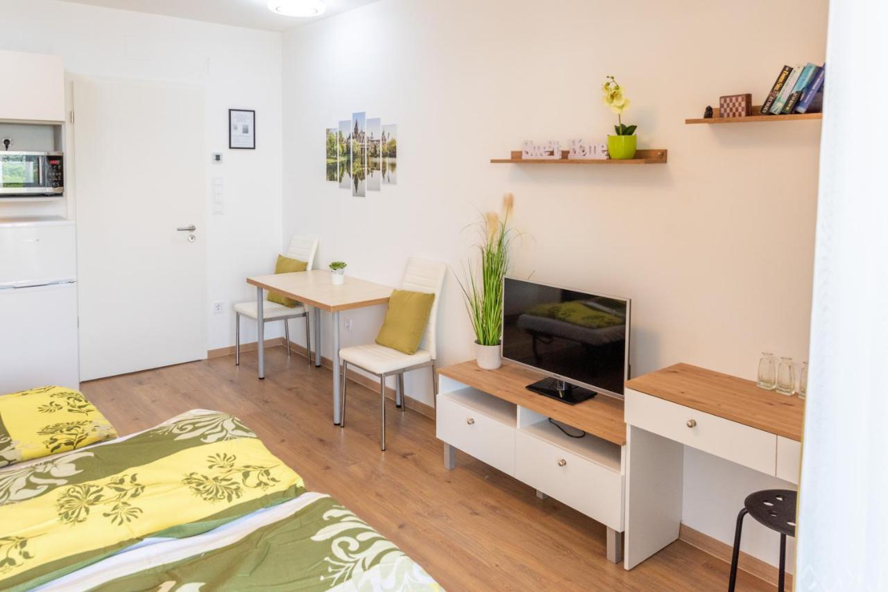 Sweet Home Apartman , 30Sqm Studio, Free Private Parking, Mountain View, Balcony, 20 Min From Downtown Budapest Eksteriør bilde